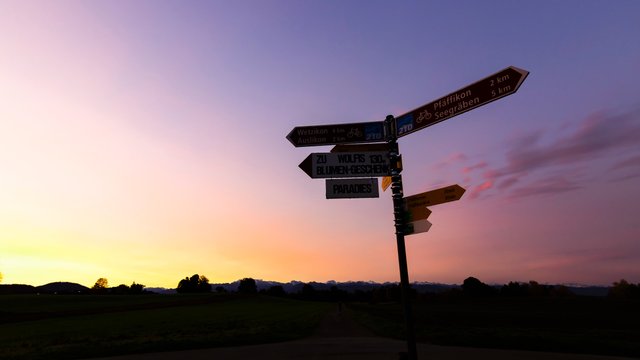 wegweiser sonnenuntergang