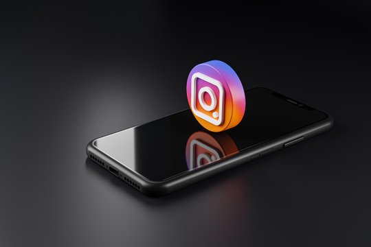 Instagram Icon aus Smartphone aufsteigend