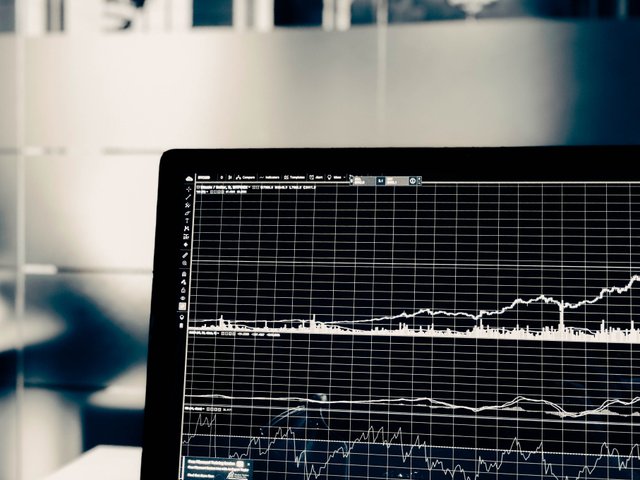 verschiedene graphen in einem online-programm am laptop