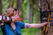 rosa feigs beim bogenschießen