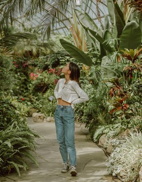 frau in botanischem garten