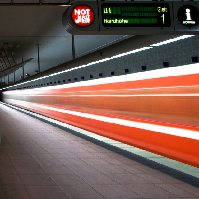 ubahnstation in fürth, ubahnen fahren durch