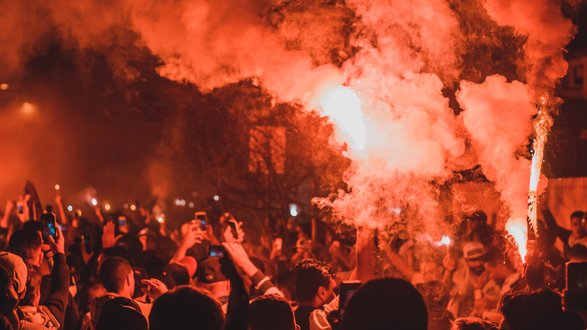 demo demo mit roten pyro lichtern