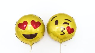kuss emoji und verliebter emoji als luftballon
