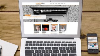 arbeitsblog homepage auf laptop und handy 