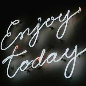 weiße leuchtreklame mit dem text enjoy today