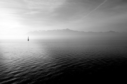 segelboot vor einer insel in schwarz weiß